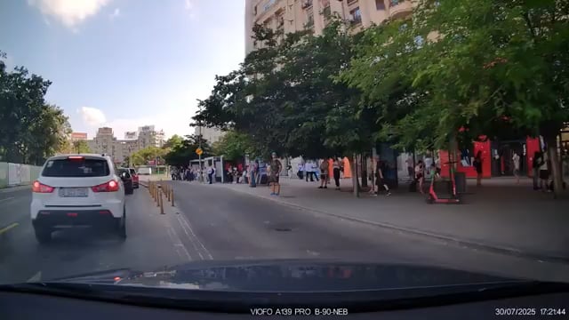 Fahrer in Bukarest, um einen Schritt, um mehr Fußgänger zu treffen, die die Rot weitergingen. Wie siehst du das Ding ehrlich?!?