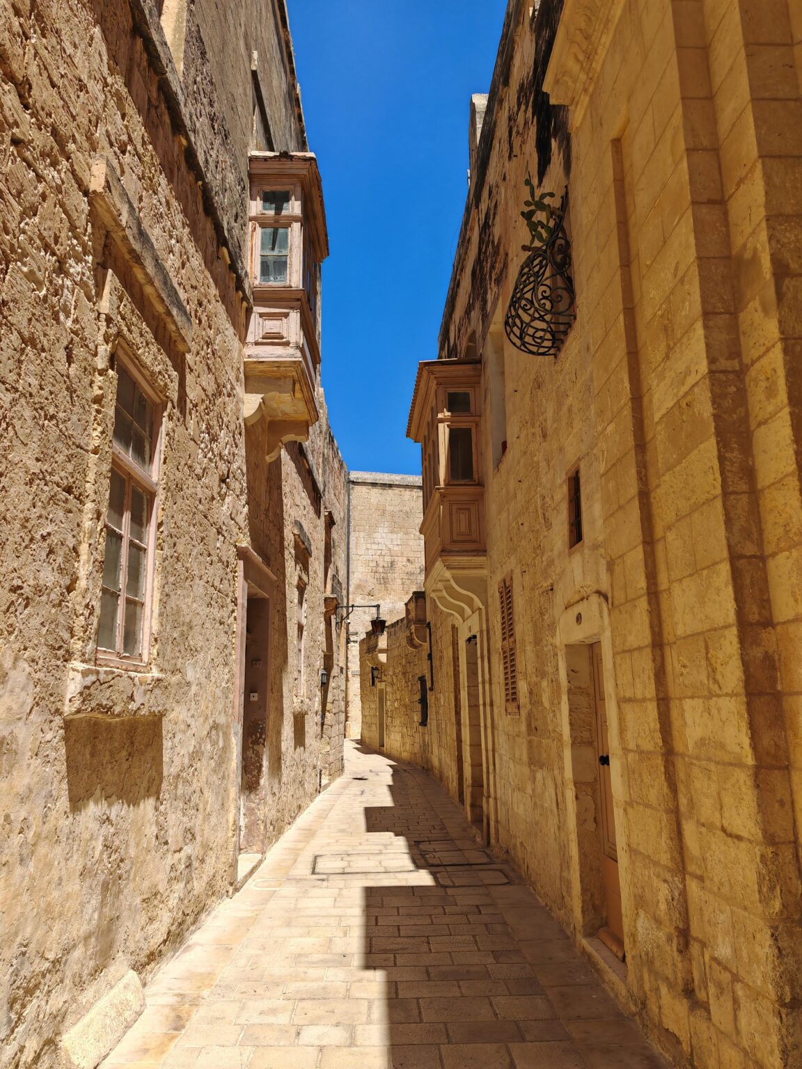 Straße in einer alten Stadt Mdina, Malta