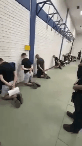 Pro-Government-Medien veröffentlichte Filmmaterial der in Novi Sad festgenommenen, auf den Knien, mit Handschellen und mit ihren Köpfen gegen die Wand