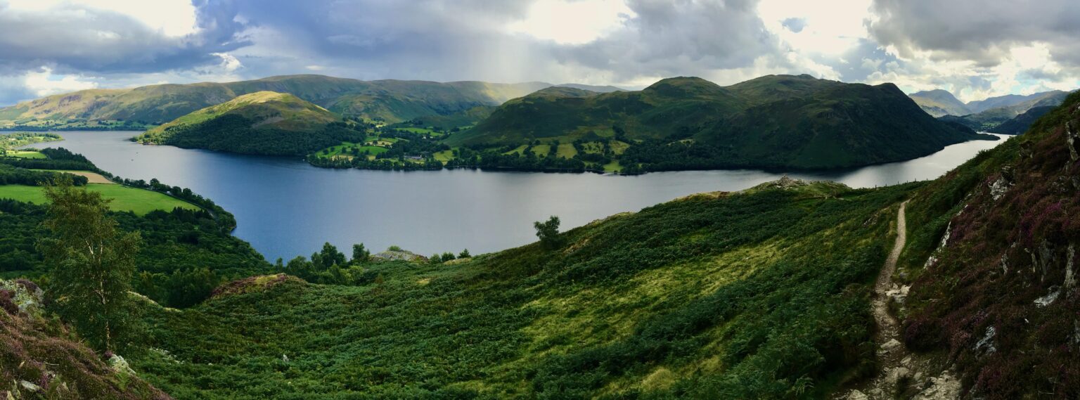 Wandern auf dem Ullswater Way, über Ullswater, Lake District. NW England.
