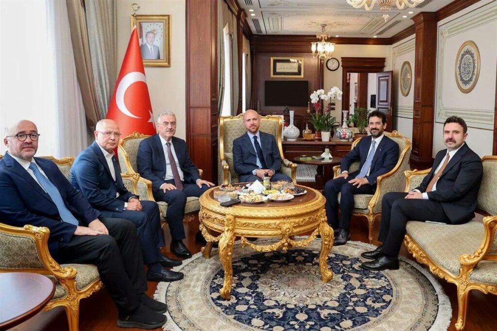 Bursa Gouverneur Erol Ayyıldız, Tayyip Erdogans jüngster Sohn Bilal Erdogan ließ die Bilder von Bilal Erdogan Kontroversen verursacht