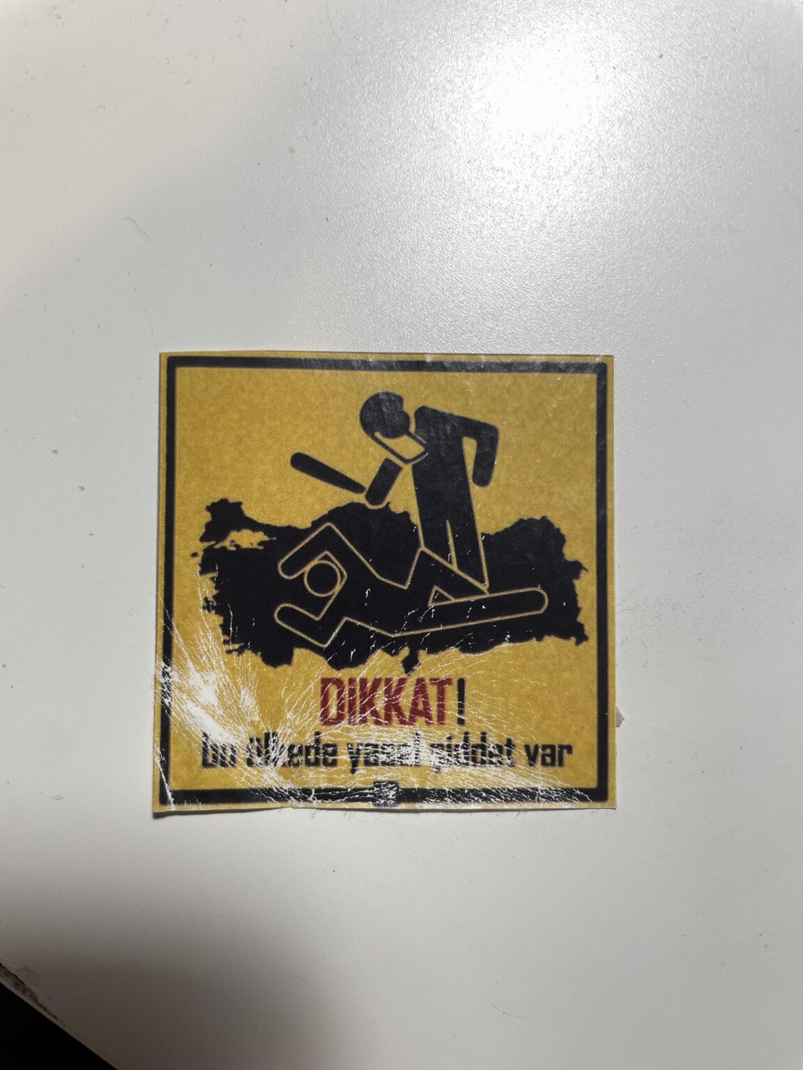 fand dies am Boden. Was sagt das? Ich kann den Türkisch nicht erkennen