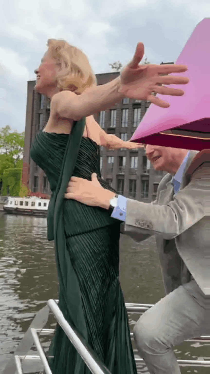 Pamela Anderson und Liam Neeson erstellen die legendäre "Titanic" -Szene neu
