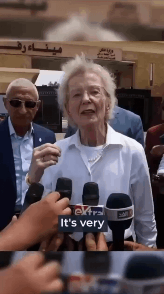 Die frühere irische Präsidentin Mary Robinson und der frühere neuseeländische Premierminister Helen Clark besuchten den Grenzübergang von Rafah, um die Blockade Israels anzuprangern und mit dem palästinensischen Volk Solidarität zu zeigen. Die frühere irische Präsidentin Mary Robinson und der frühere neuseeländische Premierminister Helen Clark besuchten den Grenzübergang von Rafah, um die Blockade Israels anzuprangern und mit dem palästinensischen Volk Solidarität zu zeigen.