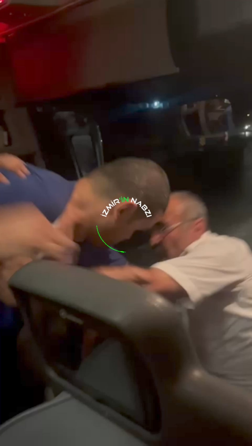 Ankara - Izmir im Bus, der erste Fahrer und der Ersatzfahrer stach sich gegenseitig.