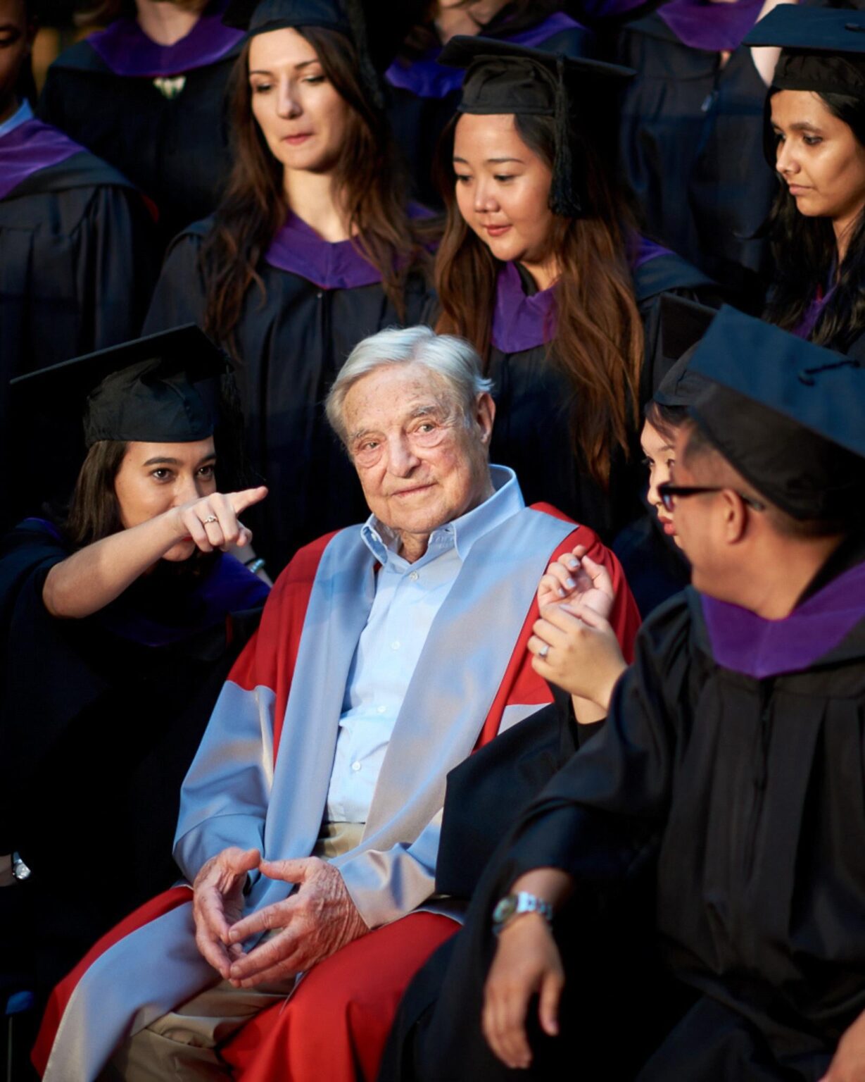Unser Mr. George Soros, der Gründer der Central-European University, bietet Ihnen anlässlich des Geburtstages ein Glas Champagner an