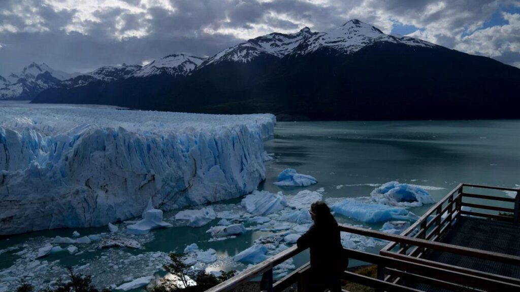Ein legendärer argentinischer Gletscher wird seit einem Jahrhundert seinen bedeutendsten Rückzugsort unterzogen. In der niedrigeren Ablationszone in der Nähe des Gletscherterminus wurde zwischen 2019 und 2024 im Vergleich zum Zeitraum von 2000 bis 2019 ein 16-facher Anstieg der Oberflächenabsenkungsraten beobachtet