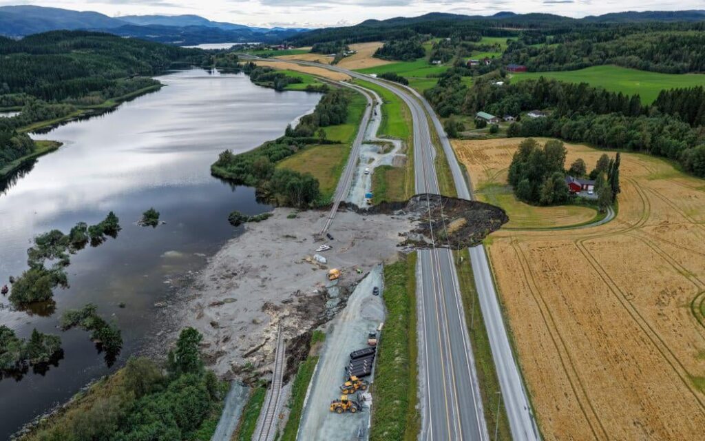 Sinkloch in Norwegen zerstört einen Teil der Autobahn und der Eisenbahn E6