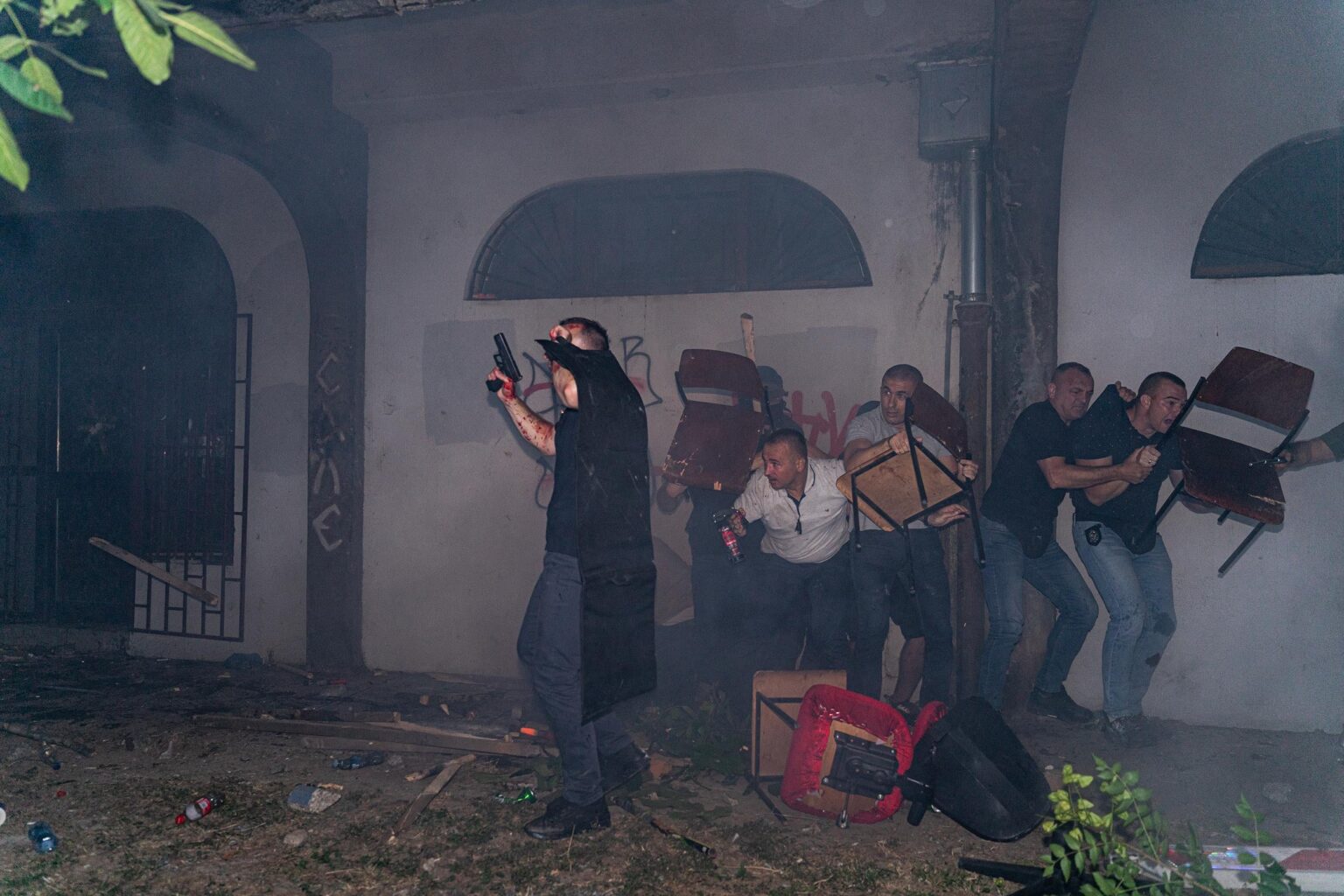 Mitglieder der Militärpolizei -Sondereinheit, umgeben von Demonstranten - ein Anblick von Novi Sad, Serbien