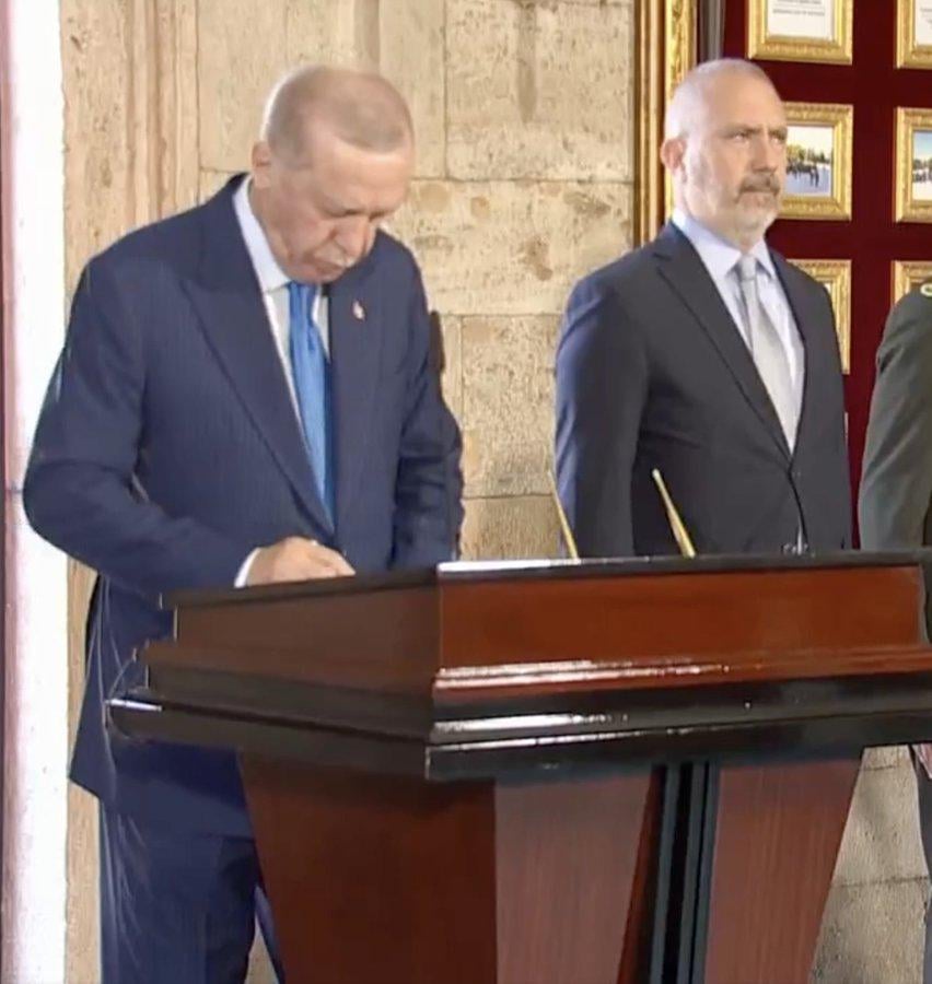 Präsident Erdoğan unterzeichnete das Special -Buch von Anıtkabir: "Aziz Atratürk setzt unseren Kampf fort, um türkiye das Land des Pols im globalen System trotz der festgelegten Fallen trotz der Angriffe von innen und außen zu machen."