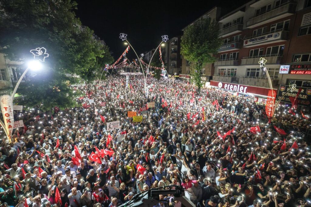 Pro-Imamoglu-Proteste werden mit einer massiven Versammlung in Tokat fortgesetzt, da 20 Wochen seit seiner Verhaftung vergangen sind