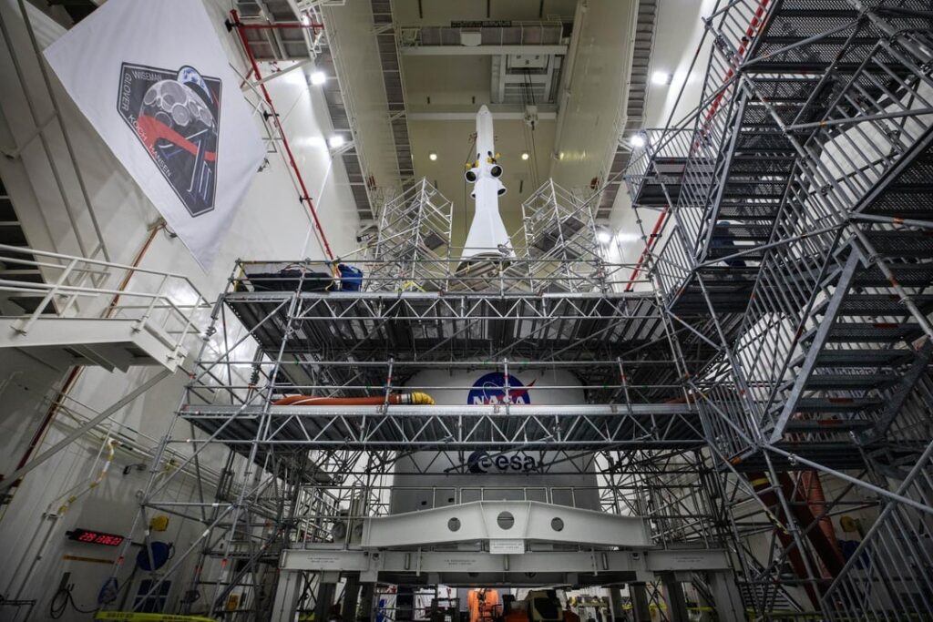 Fotos von Artemis II Starten Sie abortsystem nach dem Stapeln auf Orion [credit: NASA/Cory Huston]