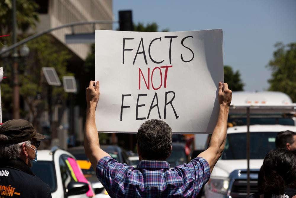 Die politische Polarisation in den USA während der Covid-19 war 12-mal höher als in früheren Krankheitsausbrüchen in Bezug auf die Zögern des Impfstoffs. Untersuchungen, die auch nach Anpassung an eine steigende politische Trennung im Laufe der Zeit festgestellt wurden