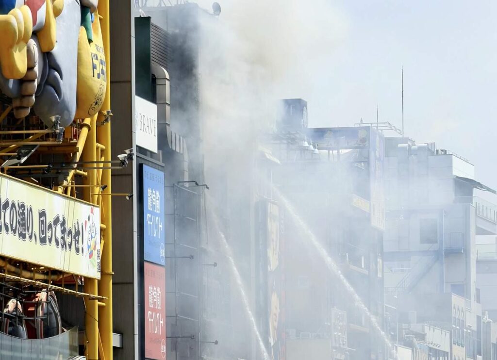 Zwei Feuerwehrleute sterben im 7-stöckigen Gebäude im Distrikt von Osaka (Update 1)