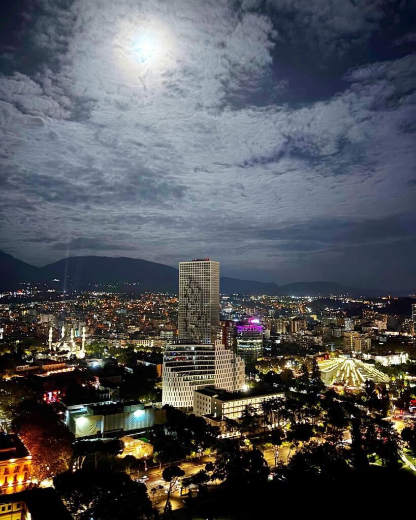 Eine mondhelle Nacht über Tirana, Albanien