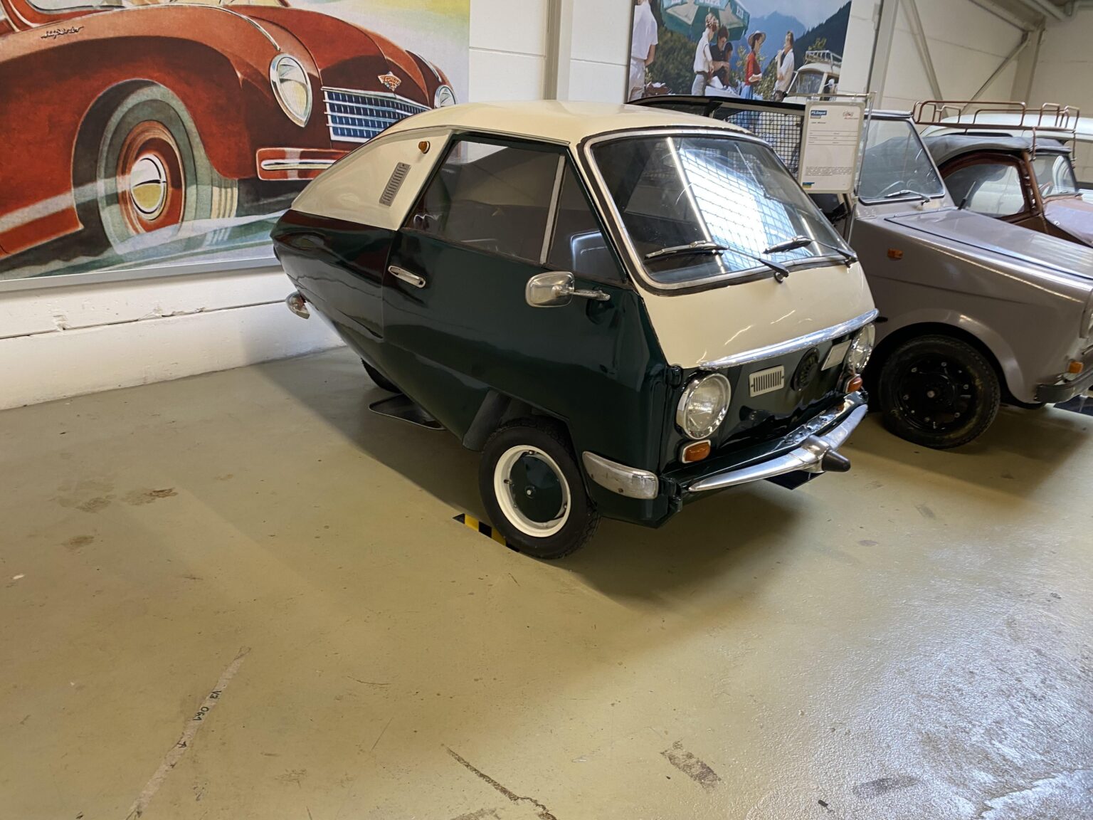 Dieses Dreiradauto wurde 1970 von jemandem in seiner Garage in der Tschechien (heute) gebaut, um die Versorgungsversorgungsautos zu umgehen, die Autos hatten