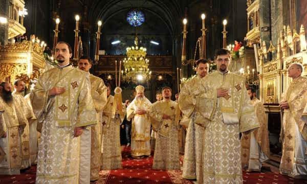 Skandal von Proportionen in der Welt der Gläubigen. Priester, schießen, wie sie unter Drogen gesetzt werden und an der Bar tanzen