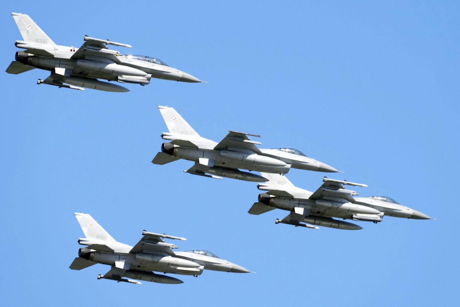 Die NATO krampft Kampfflugzeuge inmitten russischer Raketenangriffe