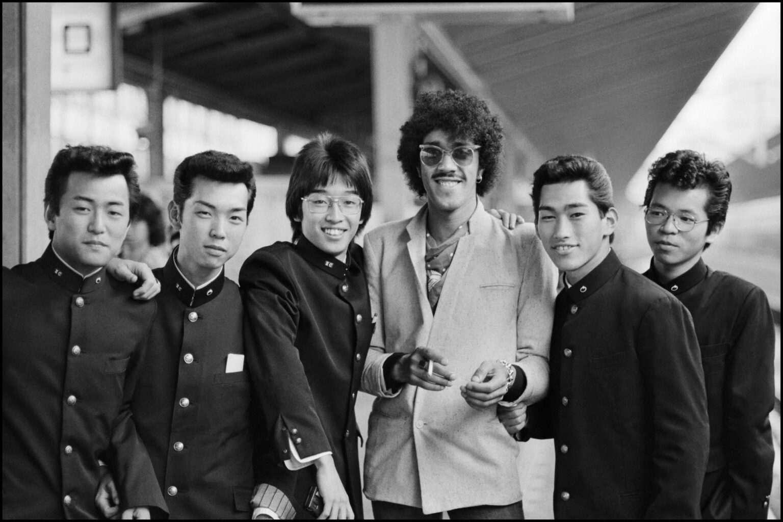 Phil Lynott mit japanischen Studenten.