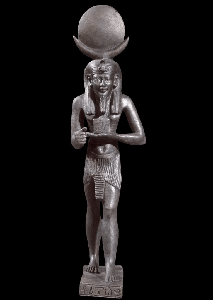 Iah, der ägyptische Gott der Zeit, hält einen Würfel in der Hand. Denken Sie Saturnwürfel Iah, der ägyptische Gott der Zeit, hält einen Würfel in der Hand. Denken Sie Saturnwürfel