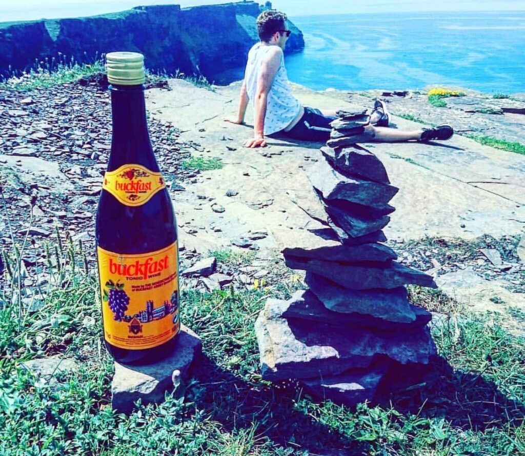 Als Reaktion auf den Jungen, der die Bulmer in Achill als Reaktion auf den Jungen veröffentlichen, der die Flasche in den Ecken veröffentlichen. Bucky auf den Klippen von Moher im Jahr 2018.