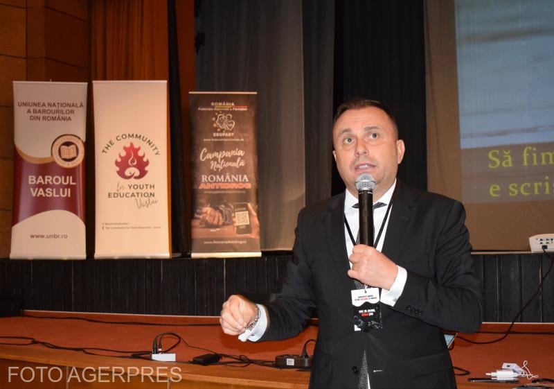 Că, Căălin, der in zwei Promotionen plagiiert wurde, sagt, dass die Untersuchung von Presson "von einer Gruppe von Personen unterstützt wird, die an der Förderung der Legalisierung von Cannabis beteiligt sind", "
