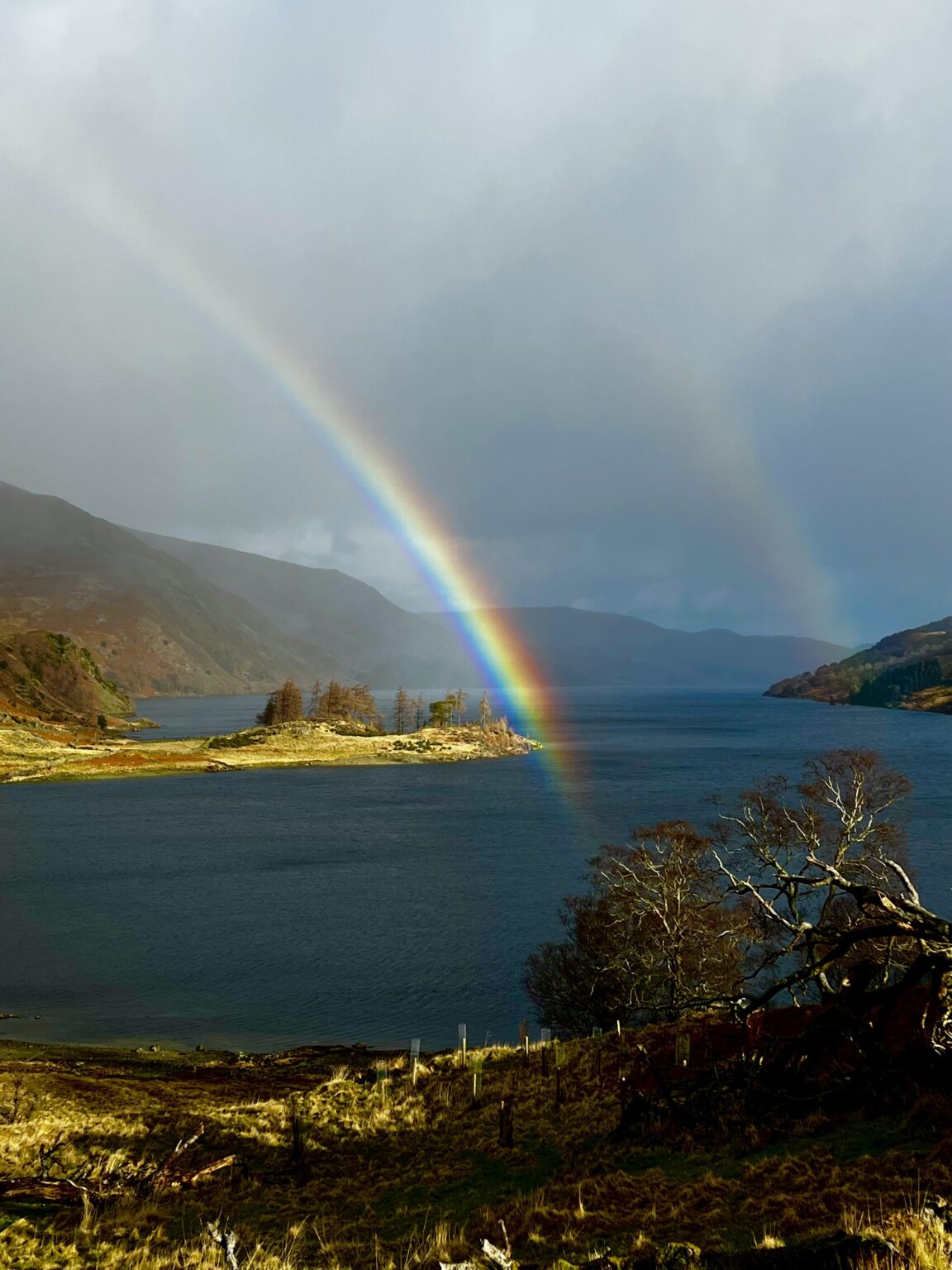 Helles Doppel -Regenbogen über Haweswater, Mardale, Lake District, Großbritannien. (iPhone)