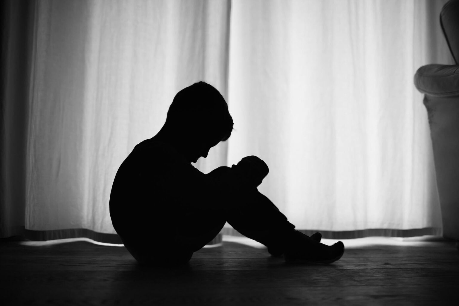 Aggressive Einwanderungspraktiken wie Inhaftierung, Abschiebung und Razzien am Arbeitsplatz-tragen zu einem weit verbreiteten emotionalen Trauma bei sowohl bei den Haushalten mit Mischstatus lebenden Einwanderer- als auch bei in den USA geborenen Kindern bei.