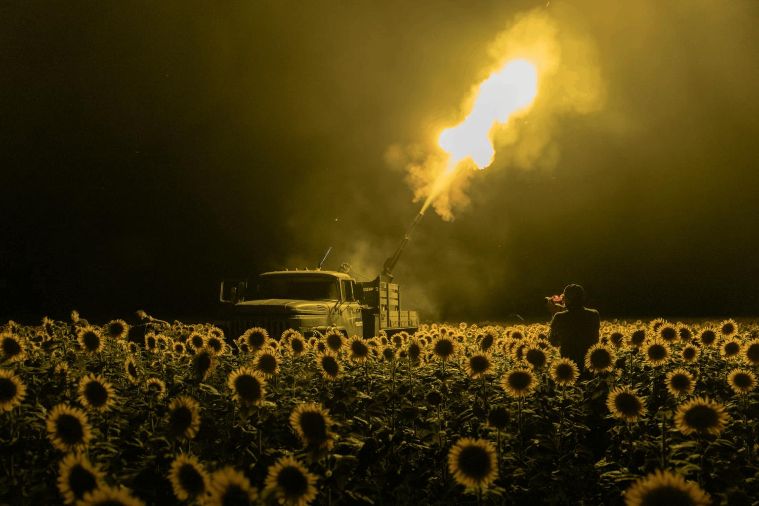 Ukrainische Truppen, die die Sowjetzeit-Zu-23-Flugabwehrpistole in Pavlohrad abfeuern (19. Juli 2025)