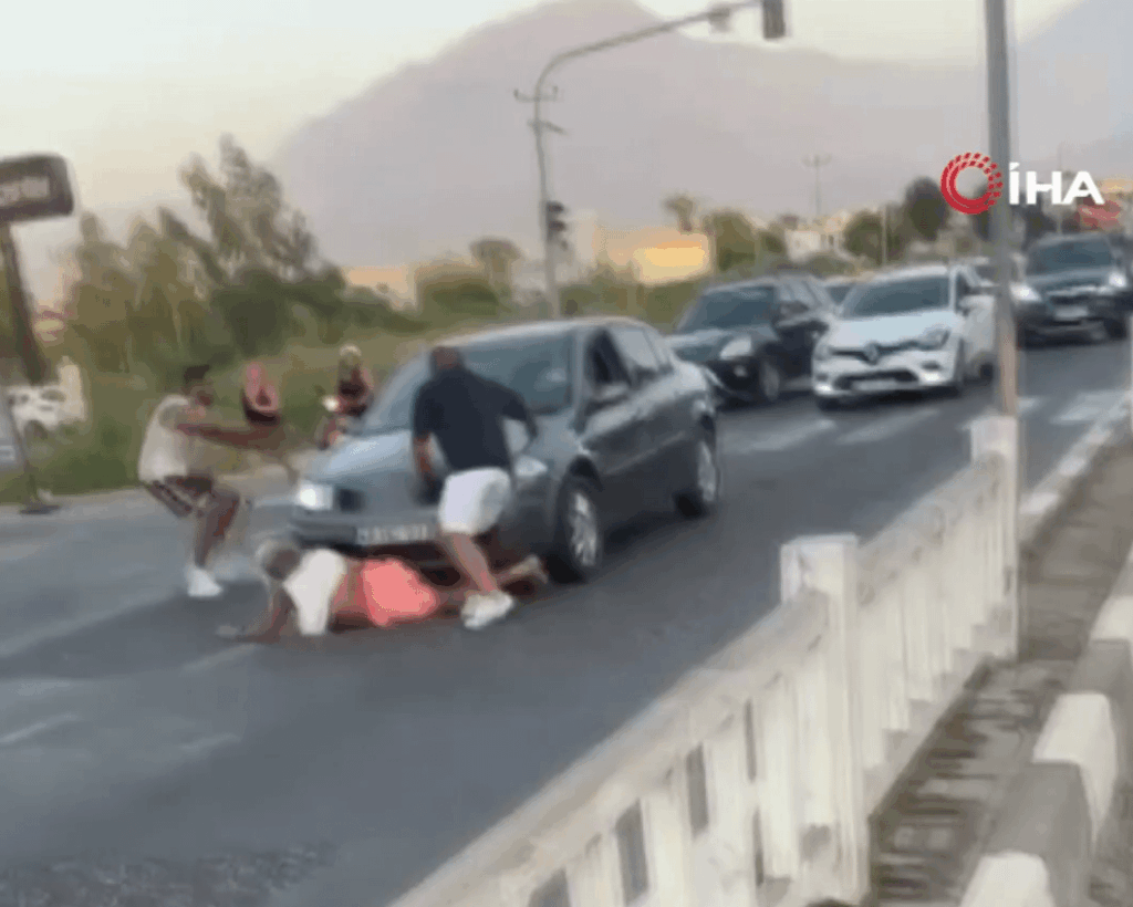 Mugla betrunkener Fahrer Senay Koparal'ın überquerte den Straßenhit und versuchte zu fliehen, indem er die britische Touristenfrau zerquetscht.