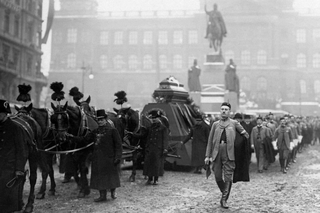 Die Beerdigung für den tschechischen Politiker Alois Rašín in Prag. Rašín wurde von Anarcho-Communist Josef Šoupal getötet, weil er als Vertreter des Kapitalismus in der Tschechoslowakei angesehen wurde. (1923)