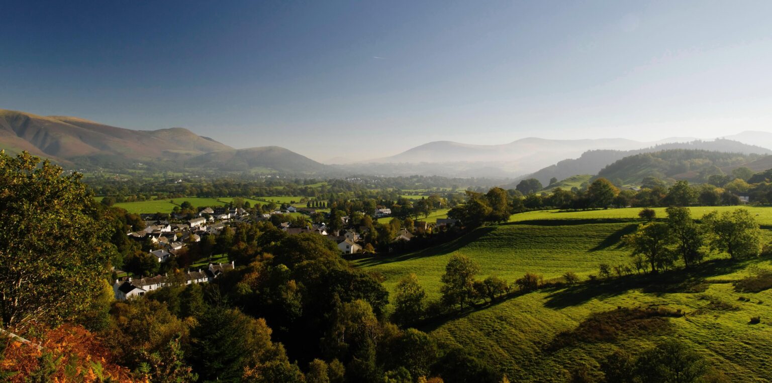 Wandern über Braithwaite mit Blick auf Keswick, Skiddaw und Blancathra. Lake District. NW England.
