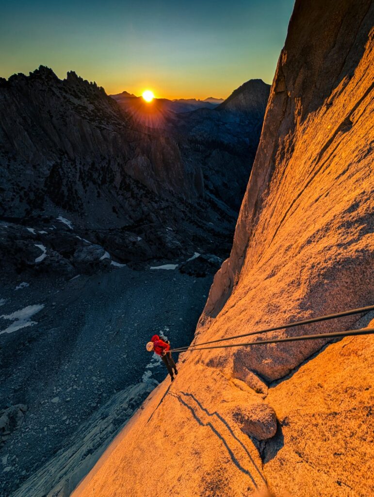 Abseilen in den Sonnenuntergang in den hohen Sierras von Kalifornien