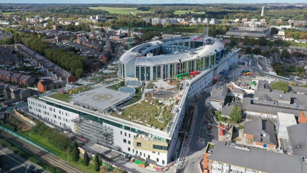 Wachsende Spannungen als Kinderkrankenhaus wird mehr Verzögerungen ausgesetzt