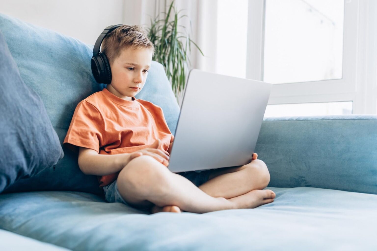 Wissenschaftler verwendeten Augenverfolgung und KI, um die genauen Momente in einem Bildungsvideo zu identifizieren, das die Schüler lernen. Sie konnten auch vorhersagen, wie viel Kinder aus dem Video basierend auf ihren Augenbewegungen verstanden haben, während sie es sahen.