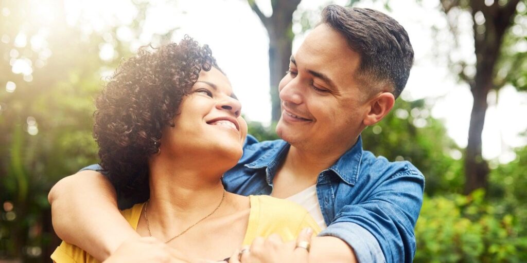 Online -Dating ist immer weit verbreitet. Paare, die sich offline trafen - auf traditionellere Weise - meldeten tendenziell ein etwas höheres Maß an Beziehungszufriedenheit und erlebte Liebe als diejenigen, die sich online trafen. Die Ergebnisse basieren auf national repräsentativen Stichproben aus 50 Ländern.