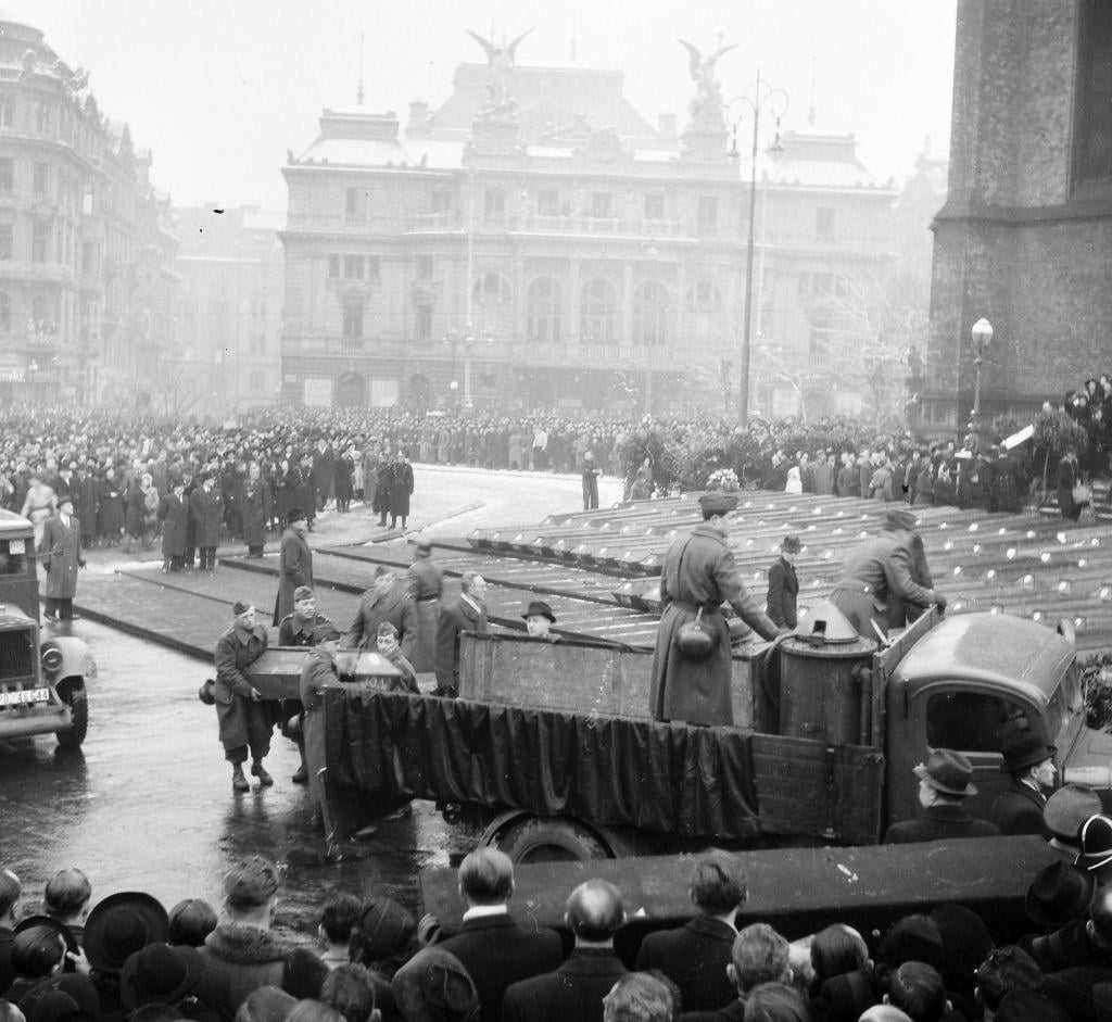 Ein staatlich gesponserter Gedenkgottesdienst für tschechische Opfer, die während der US -Bombardierung von Prag im deutschen besetzten Tschechoslowakei im Februar 1945 getötet wurden