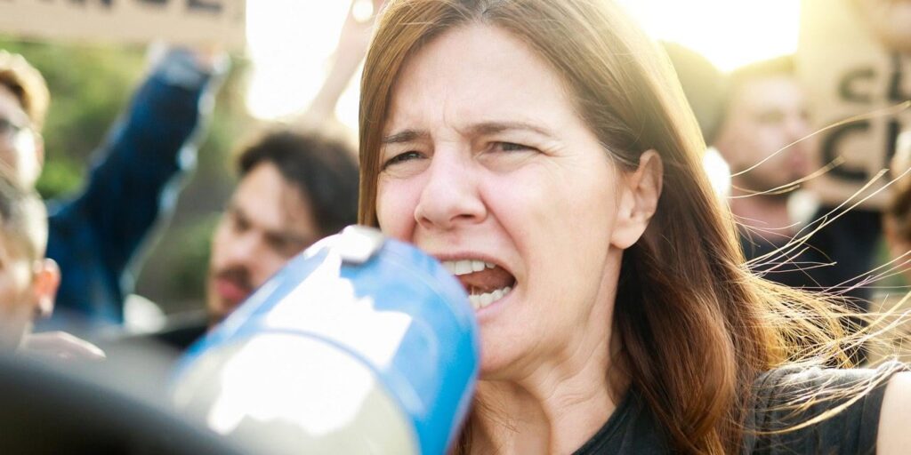 Frauen stehen vor Rückschlägen, wenn sie Ärger über die Ungleichheit der Geschlechter ausdrücken | Untersuchungen deuten darauf hin, dass die negativen Auswirkungen auf die öffentliche Unterstützung teilweise reduziert werden