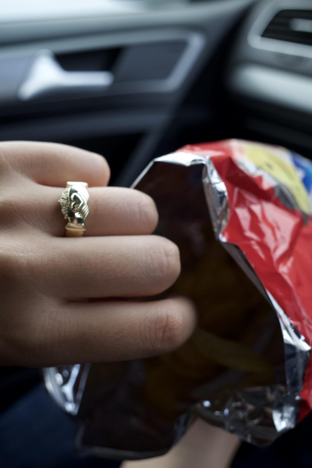 Claddagh -Ring und eine Tüte Tayto… meine Tante sagte, sie habe noch nie ein irisches Foto gesehen