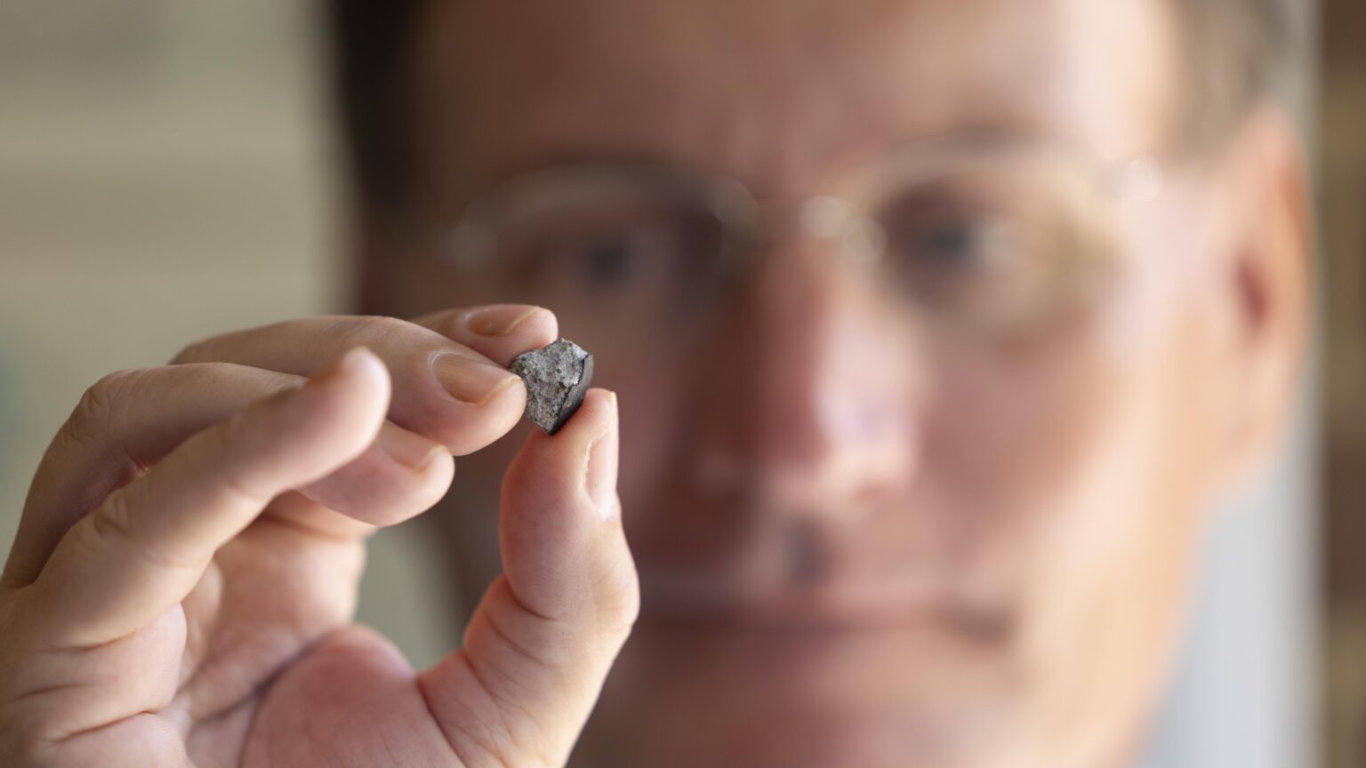 Meteoriten, der durch das Dach des Mannes von Georgia gelandet ist, ist 20 Millionen Jahre älter als die Erde, sagen Wissenschaftler Meteoriten, der durch das Dach des Mannes von Georgia gelandet ist, ist 20 Millionen Jahre älter als die Erde, sagen Wissenschaftler