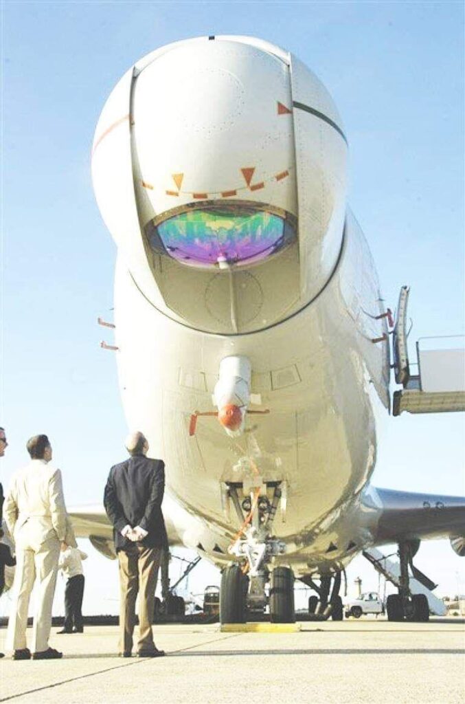 Eine gerichtete Energiemanie, die an einem Flugzeug montiert ist. So werden die Waldbrände begonnen