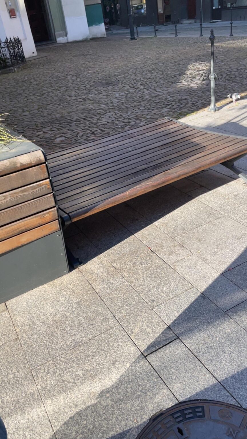 Jedes Land, das sich um Obdachlose betont, inzwischen Polen mit Doppelbänken: