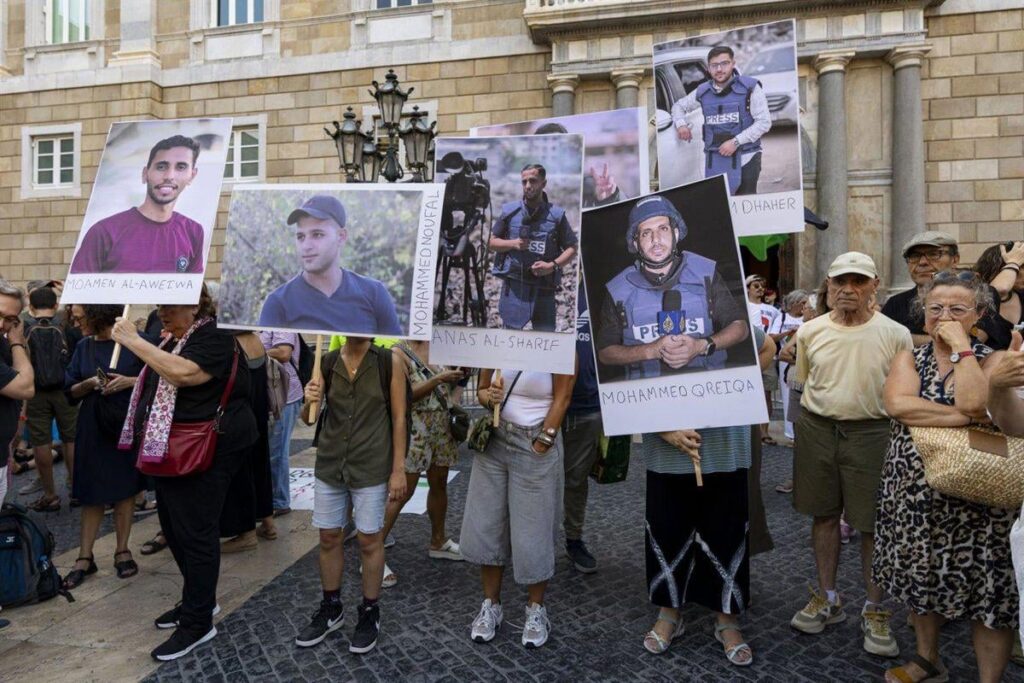 Mehr als tausend Journalisten versammelten sich heute Nachmittag in Barcelona, um gegen die 238 Kollegen zu protestieren, die in Gaza getötet wurden Mehr als tausend Journalisten versammelten sich heute Nachmittag in Barcelona, um gegen die 238 Kollegen zu protestieren, die in Gaza getötet wurden