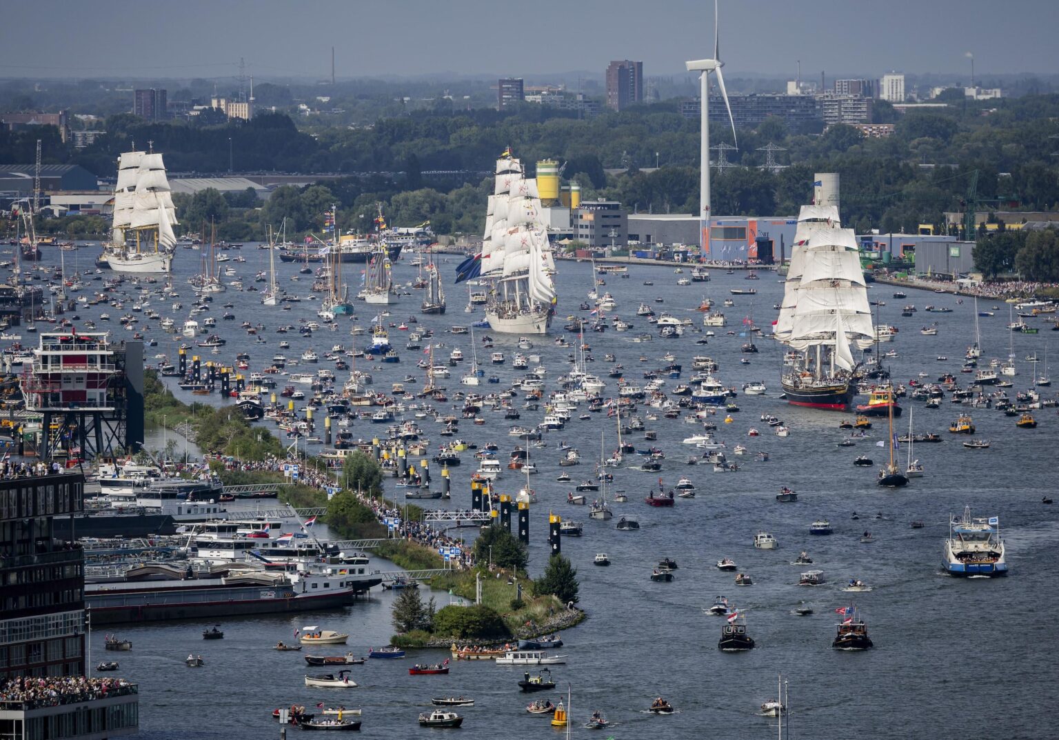 Segel Amsterdam hat heute begonnen! Es ist eines der größten maritimen Festivals der Welt alle 5 Jahre. Diese Ausgabe markiert 750 Jahre Amsterdam.