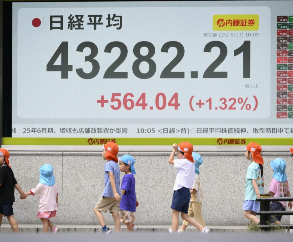 Der Nikkei Stock Index trifft einen neuen Rekord über 43.000 nach dem Gewinn der Wall St.
