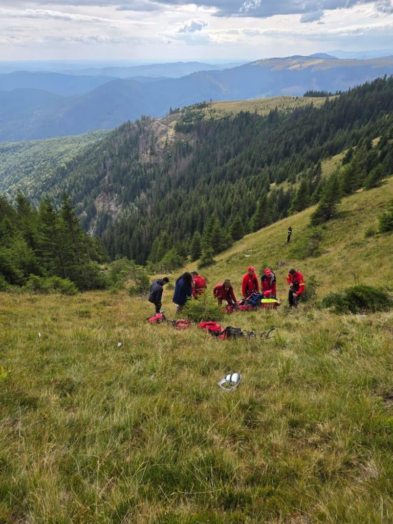 Schwerwiegender Unfall in Argeș. Vier junge Menschen starben, nachdem sie 200 Meter im Abgrund gefallen waren, im Gebiet der Fülle des Capra -Gebirges. Eine andere Person ist schwer verletzt.