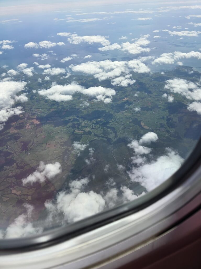 Kann jemand diesen Bereich identifizieren? Ich bin gestern Nachmittag von Liverpool nach Cork und ungefähr 20 Minuten vor unserer Landung geflogen. Ich machte diese Bilder. Es gibt einen kleinen See darunter, wo sich die Bodenwolke befindet. Irgendwelche Ideen?