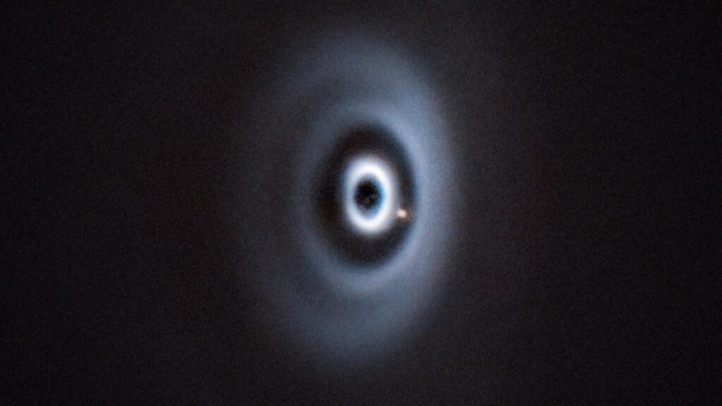 Ein neugeborener Planet knabbert auf Gas und Staub, das seinen Wirtsstern umgibt