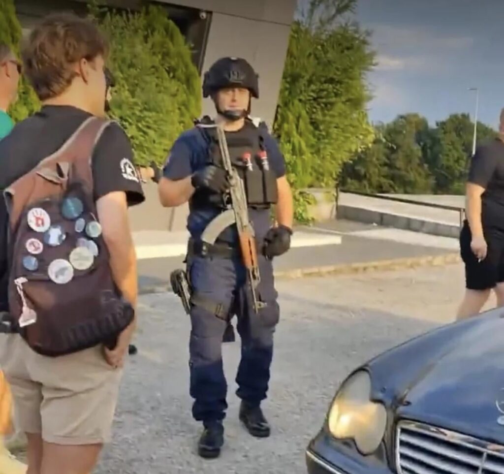 Die Polizei, die mit ARS bewaffnet war, sucht rechtswidrig jemanden in allen Eingängen in der Stadt Valjevo, Serbien.