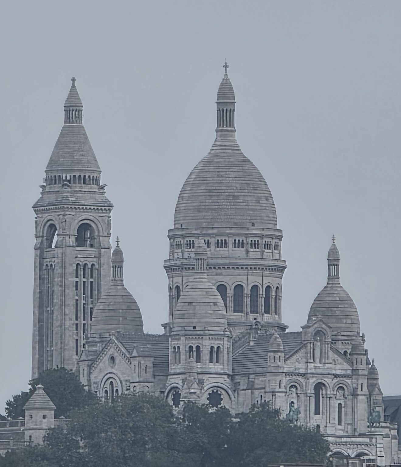 Ich habe ein atemberaubendes Bild des Sacre-Coeur von der D'Orsay-Museum aufgenommen. Paris, Frankreich